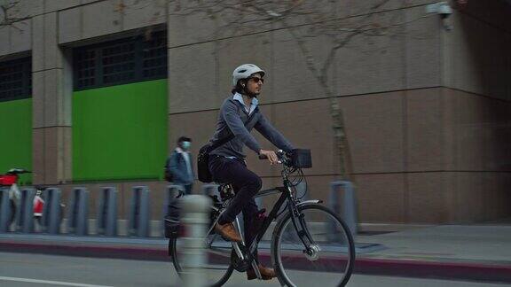 电动自行车通勤者进入有自行车道的街道