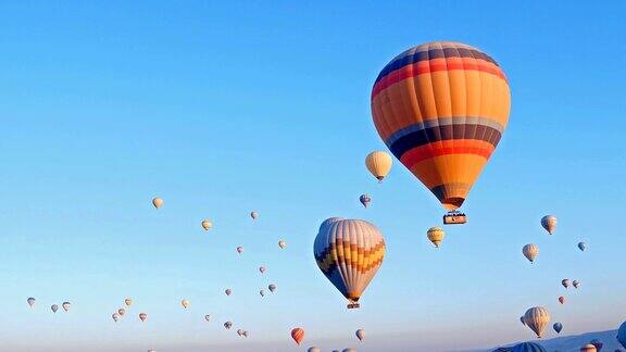 准备起飞的热气球著名的观光卡帕多西亚气球的灯光