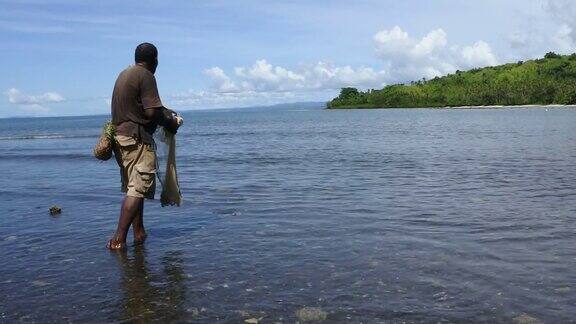 斐济土著渔民在斐济用渔网捕鱼