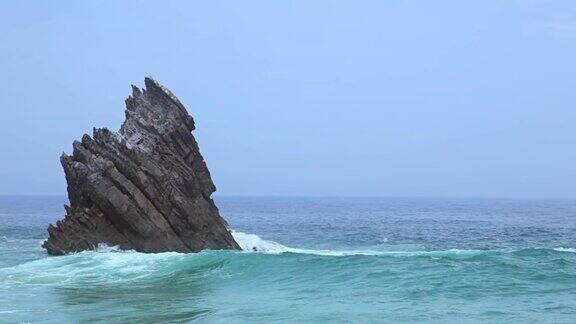 孤独的岩石在海洋和冲浪