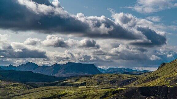 云在冰岛的山上移动