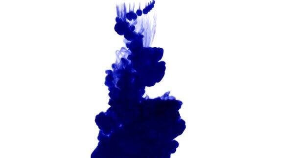 白色背景上的许多溪流的深蓝色墨水从上到下依次溶解在水中侧视图alpha通道是哑光亮度2