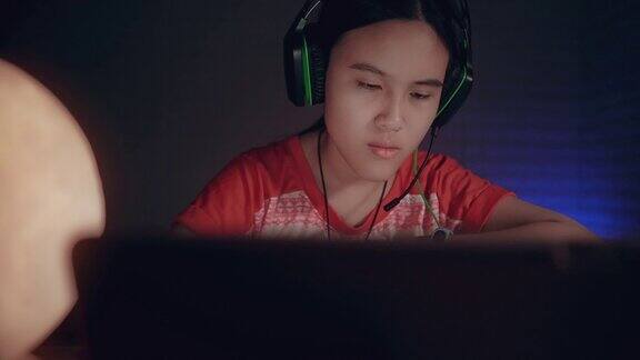 可爱美丽的亚洲女孩使用数字平板电脑倚在家里的卧室