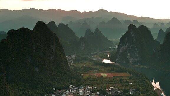 漓江和山峰上壮丽的日出