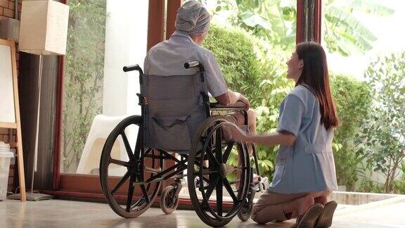 坐轮椅的癌症患者在私人家中接受康复治疗
