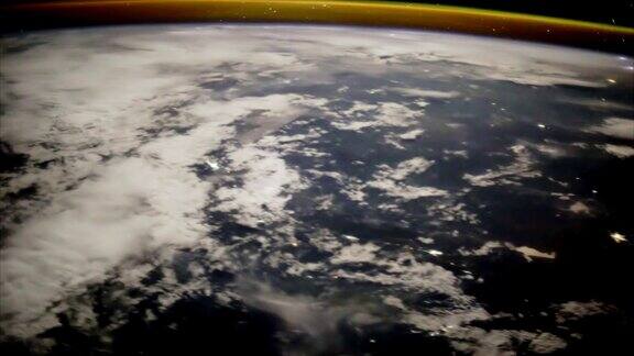 从国际空间站ISS上看到的夜晚的地球这段视频由美国宇航局提供