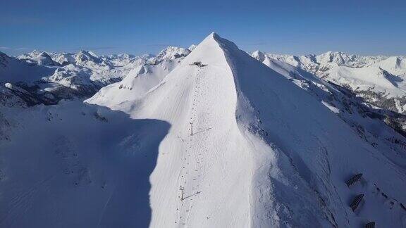 在奥地利萨尔茨堡州奥伯陶恩的Gamsleiten滑雪场上的滑雪者的鸟瞰图从24帧加速