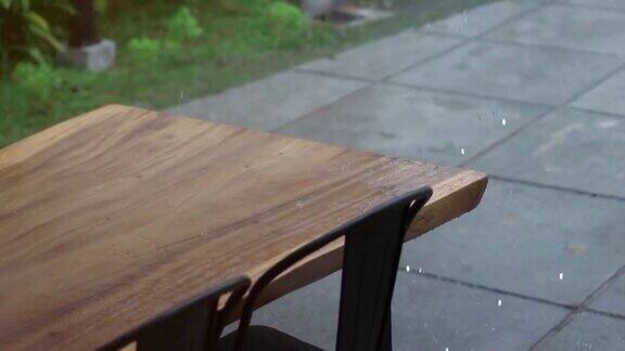 雨中的咖啡馆桌椅