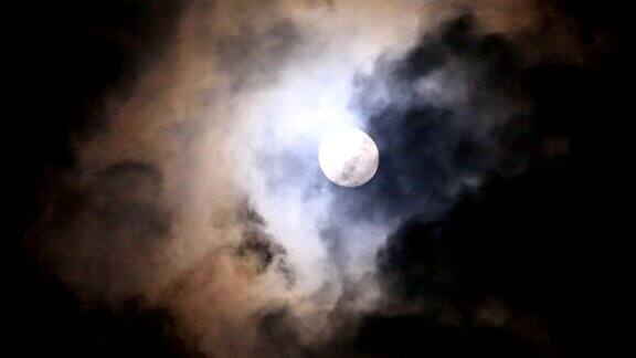 满月的夜晚有明亮和黑暗的云