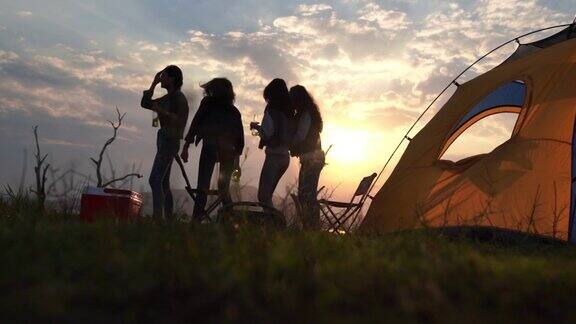 一群年轻的亚洲露营者喜欢户外露营