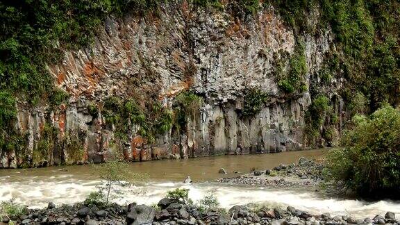 厄瓜多尔基霍斯山旁的玄武岩柱
