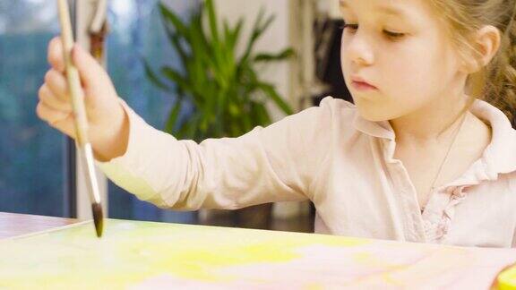 年轻的画家在纸上用水彩画