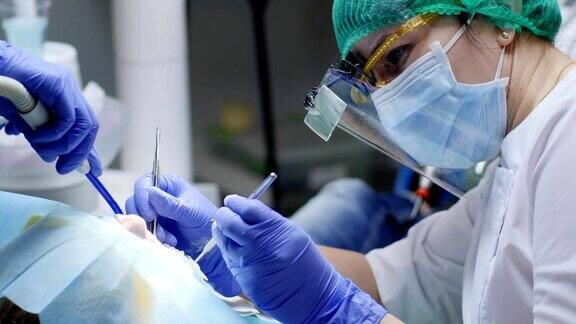 医务室医生戴上口罩用牙钳和镜子放入患者手中在患者口中进行手术