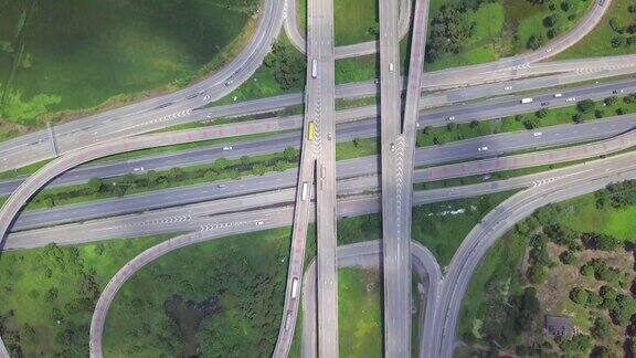 鸟瞰图高速公路交汇处十字路口