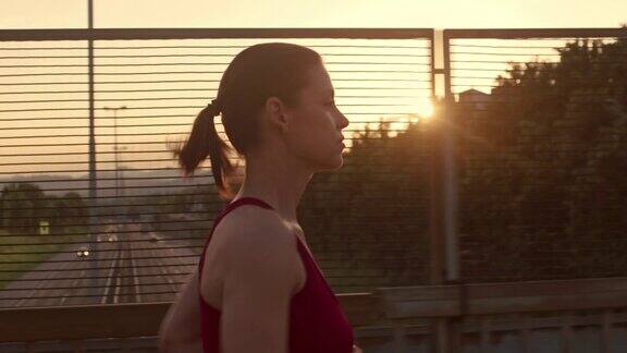 日落时分一个女人跑过天桥