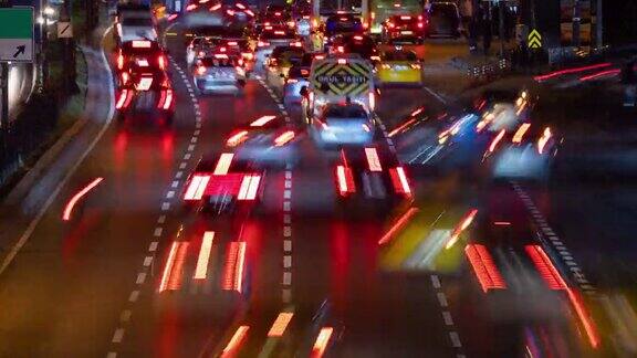 夜间土耳其伊斯坦布尔城市道路上的交通车辆