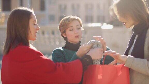 意大利罗马妇女在冬季大减价期间购物