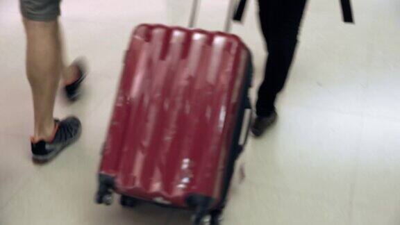 在机场拉行李