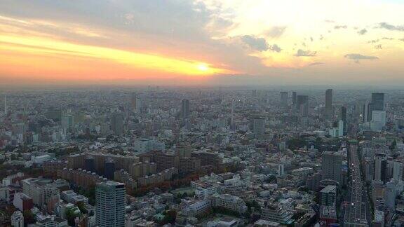 日落时东京城市的鸟瞰图