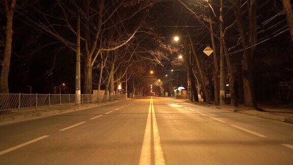 秋天夜晚辛菲罗波尔空荡荡的街道上挂满了路灯
