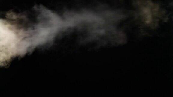 雾蒸汽烟雾云的缓慢运动在黑色的背景