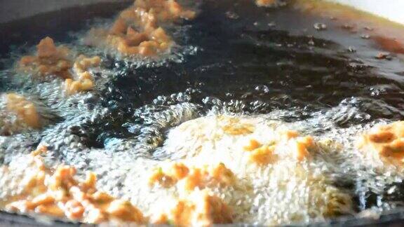 鱼饼在热油中炸-泰式烹饪
