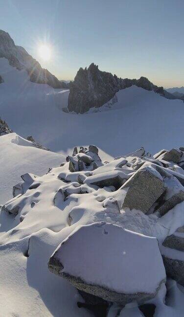 第一人称视角的雪覆盖的山脉在阿尔卑斯山