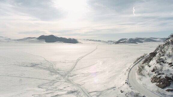 飞往挪威罗兰的一个平坦的雪山高原