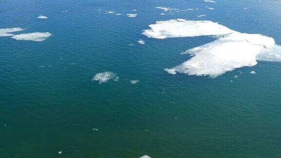 春天河面上漂浮着碎裂的冰