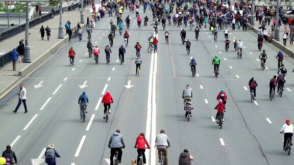 概念自行车和健康的生活方式成千上万的人在自行车游行鸟瞰图