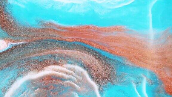 流体艺术绘画视频现代亚克力纹理与流动效果液体油漆混合艺术品的飞溅和漩涡详细的背景运动与金色白色和海蓝宝石溢出颜色