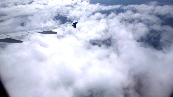 飞机在云上飞行透过飞机窗口观看