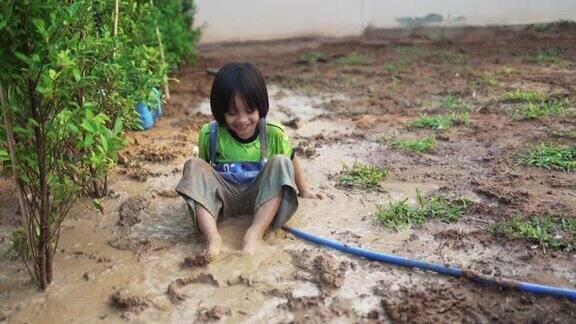 快乐的小女孩在花园里