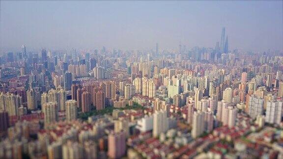 阳光明媚的日落上海城市景观空中全景4k倾斜转移中国
