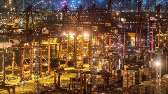 延时拍摄:航拍在香港青衣港装卸货物的货船背景是香港的城市夜景