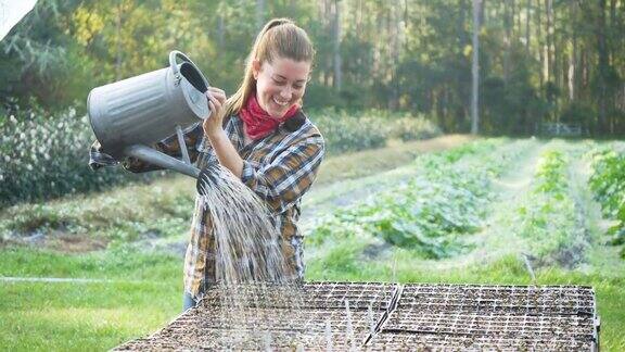 在家庭农场浇水的妇女