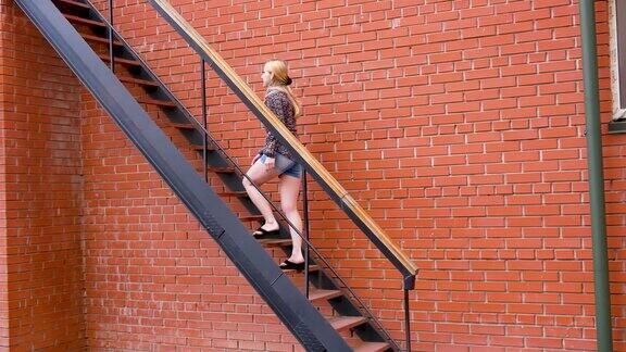 年轻女孩上楼梯