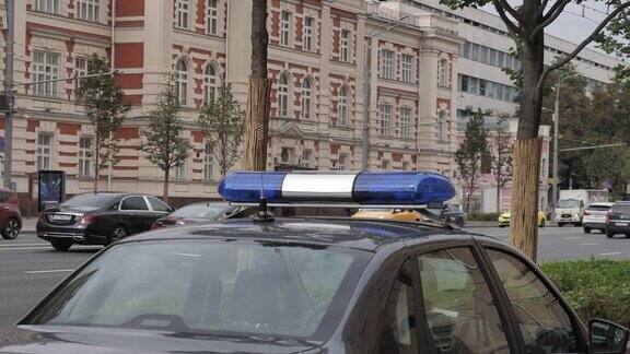 一辆闪亮的警车停在莫斯科的城市街道上信号灯