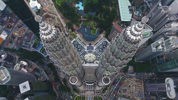 从无人机上看马来西亚国家石油公司的双子塔