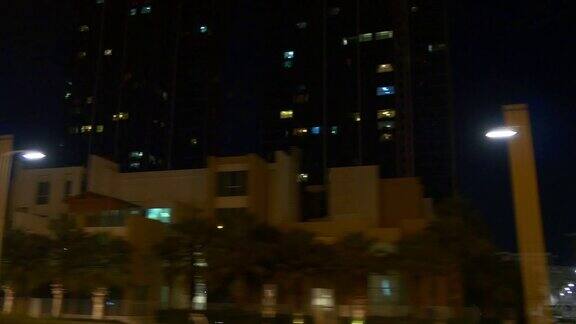 夜间阿布扎比公路旅行侧窗购物中心停车全景4k阿拉伯联合酋长国