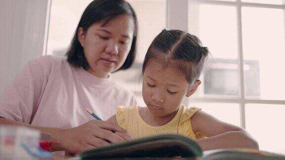 母亲在家教女儿学习