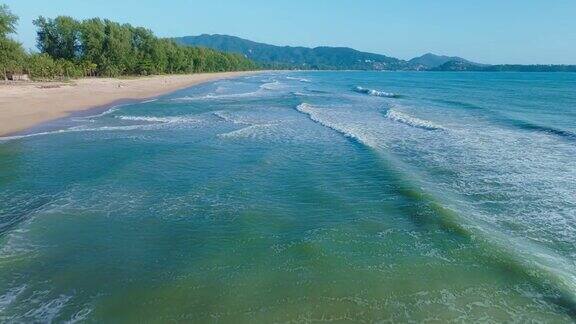 美丽的海洋夏季景观海浪海水表面高品质的视频鸟瞰无人机顶视图海浪冲击沙滩自然海洋海滩的背景