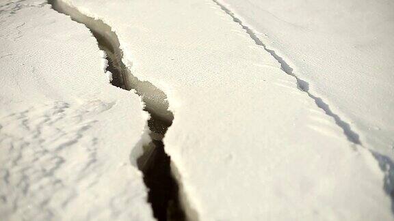 结冰的湖面在晴天裂开