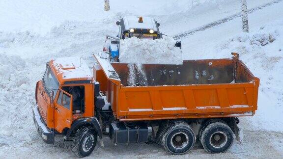 公用事业服务一场大雪过后要把道路上的积雪清理干净拖拉机和翻斗车
