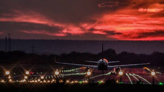 飞机在日落时分起飞
