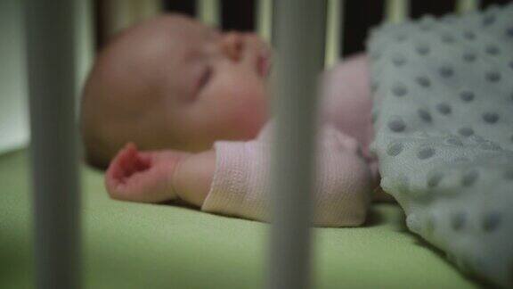 侧视图的睡眠新生儿多莉拍摄近距离