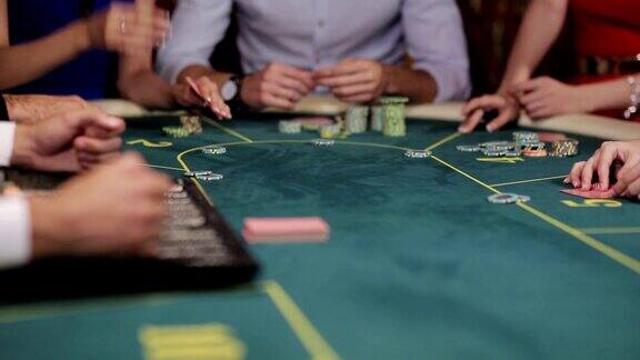 牌桌上的一群玩家发牌者发牌给玩家