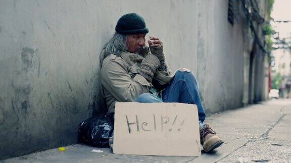 亚洲无家可归的大胡子老人睡在人行道上乞讨没有工作社会的经济问题抛弃了绝望的老年贫困男子白发苍苍求援无家可归住在人行道上