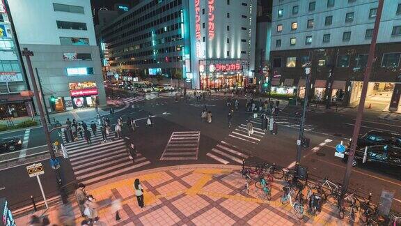 4K延时拍摄人们穿过街道在日本夜晚的时间很长