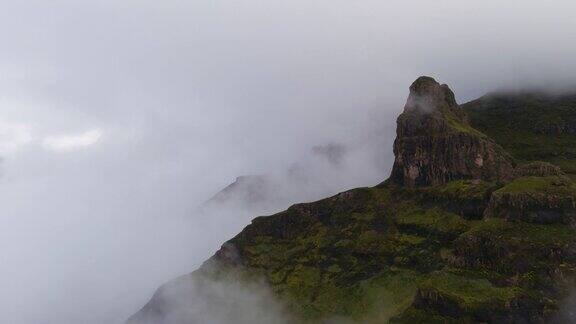 云在壮观的德拉肯斯堡山脉夸祖鲁-纳塔尔省南非的航空视图漂移